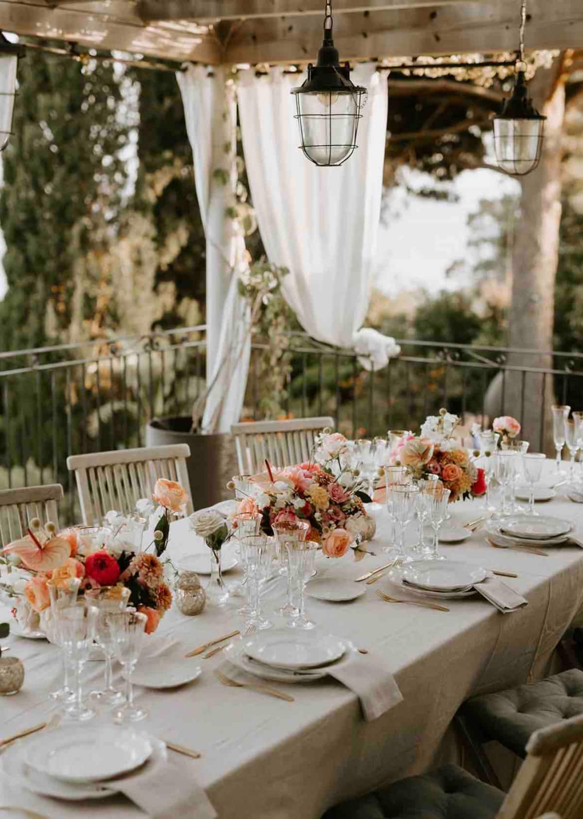 Table dressée dans le jardin