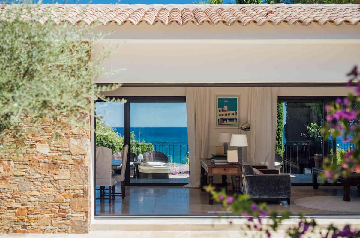 Salon ouvert sur la mer